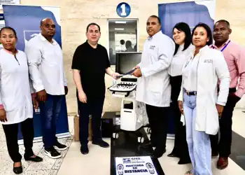 SNS entrega equipos médicos y supervisa obras hospitalarias en el Este para mejorar calidad de los servicios de salud.