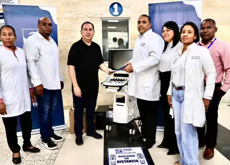 SNS entrega equipos médicos y supervisa obras hospitalarias en el Este para mejorar calidad de los servicios de salud.