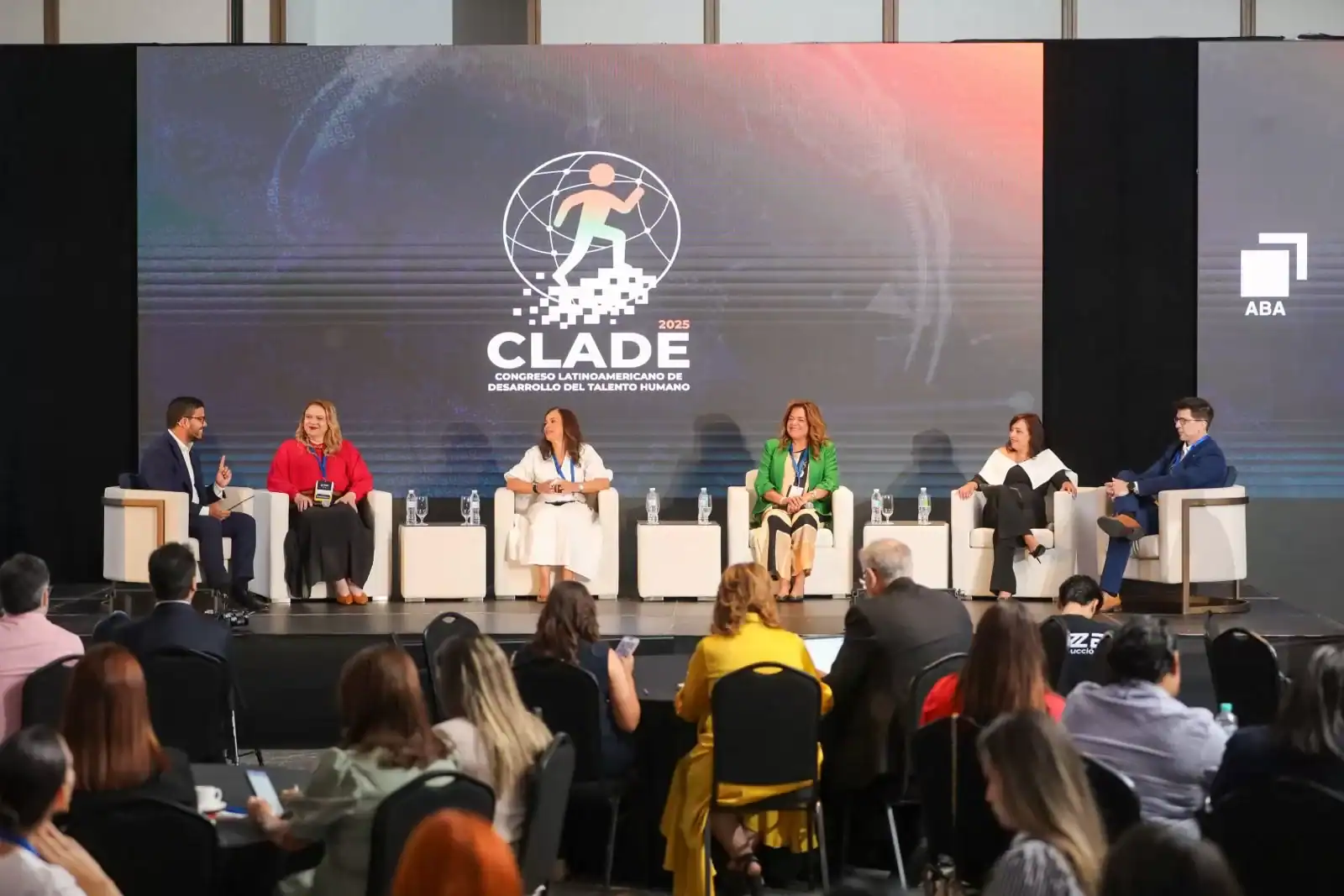 Panel de expertos bancarios del área de gestión humana