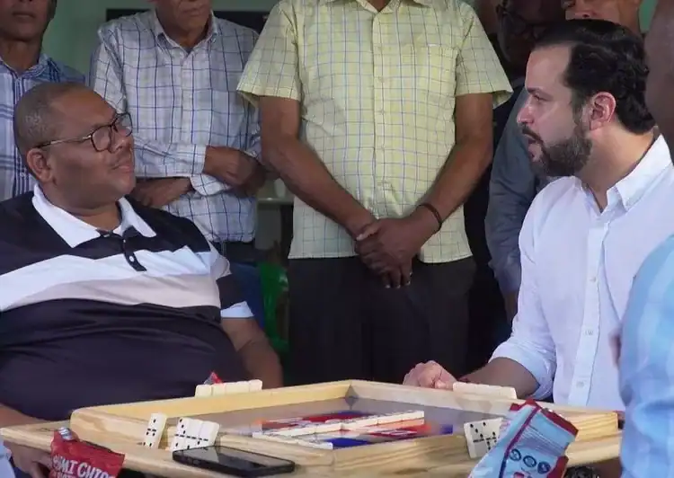 Rafael Paz conversa en La Capicúa con Varsovia. vía Roberto Cavada