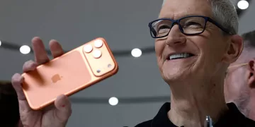CUPERTINO, CALIFORNIA - 09 DE SEPTIEMBRE: El CEO de Apple, Tim Cook, sostiene un nuevo iPhone 17 Pro durante un evento especial de Apple en la sede de Apple el 9 de septiembre de 2025 en Cupertino, California. Apple presentó una nueva generación de iPhones y actualizó los Apple Watches y AirPods durante un evento especial en la sede de Apple. (Foto de Justin Sullivan/Getty Images)