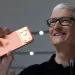 CUPERTINO, CALIFORNIA - 09 DE SEPTIEMBRE: El CEO de Apple, Tim Cook, sostiene un nuevo iPhone 17 Pro durante un evento especial de Apple en la sede de Apple el 9 de septiembre de 2025 en Cupertino, California. Apple presentó una nueva generación de iPhones y actualizó los Apple Watches y AirPods durante un evento especial en la sede de Apple. (Foto de Justin Sullivan/Getty Images)