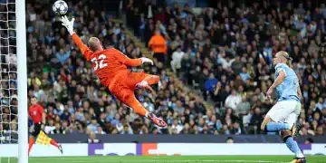 MANCHESTER, ENGLAND - SEPTEMBER 18: Erling Haaland of Manchester City scores his team's first goal past Vanja Milinkovic-Savic of Napoli during the UEFA Champions League 2025/26 League Phase MD1 match between Manchester City and SSC Napoli at City of Manchester Stadium on September 18, 2025 in Manchester, England. (Photo by Dan Istitene/Getty Images)