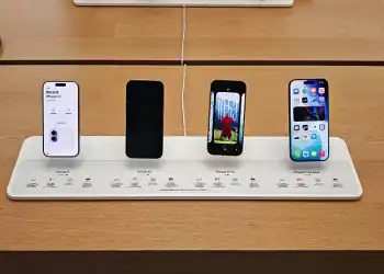 HONG KONG, CHINA - SEPTEMBER 19: iPhone 17 series smartphones are on display at an Apple flagship store on the launch day of the iPhone 17 on September 19, 2025 in Hong Kong, China. (Photo by Xu Kaicheng/VCG via Getty Images)