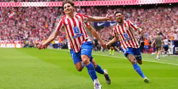 MADRID, SPAIN - SEPTEMBER 27: Julian Alvarez of Atletico de Madrid celebrates scoring his team's fourth goal during the LaLiga EA Sports match between Atletico de Madrid and Real Madrid CF at Riyadh Air Metropolitano on September 27, 2025 in Madrid, Spain. (Photo by Angel Martinez/Getty Images)