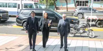 El expediente fue presentado formalmente por el superintendente de Salud y Riesgos Laborales (Sisalril), Miguel Ceara Hatton, y el director ejecutivo de Senasa, Edward Guzmán