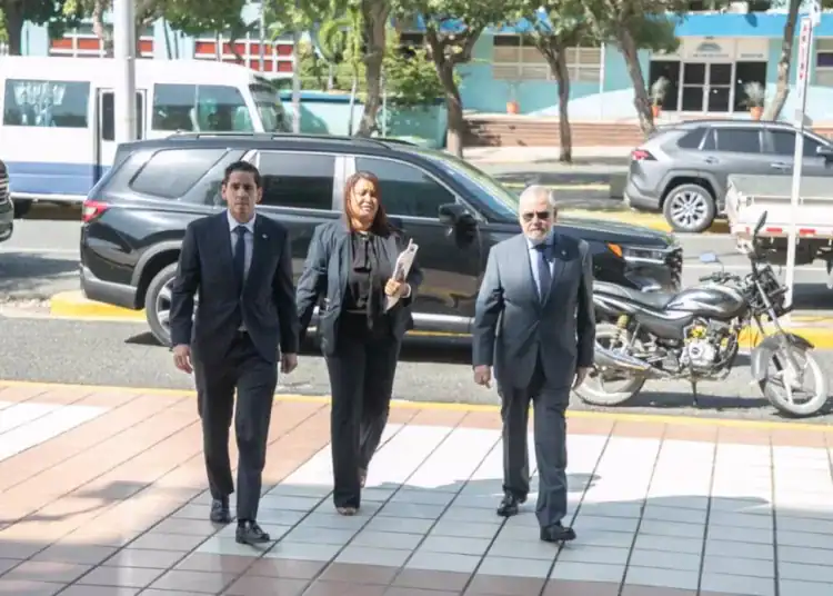 El expediente fue presentado formalmente por el superintendente de Salud y Riesgos Laborales (Sisalril), Miguel Ceara Hatton, y el director ejecutivo de Senasa, Edward Guzmán