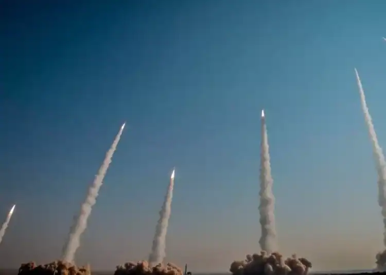 Lanzamiento de misiles durante un simulacro en Irán, el viernes 15 de enero de 2021. - Derechos de autor AP Photo