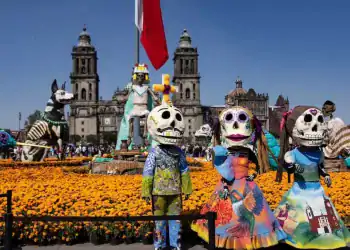 Brugada inaugura la Mega Ofrenda de Día de Muertos en el Zócalo (26/10/2025). Foto: Hugo Salvador / EL UNIVERSAL