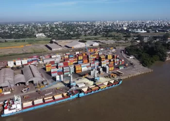 na vista muestra barcos y contenedores de envío en el Puerto de Rosario, en la orilla del río Paraná, provincia de Santa Fe, Argentina 9 de marzo de 2023. REUTERS/Agustin Marcarian