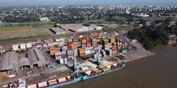 na vista muestra barcos y contenedores de envío en el Puerto de Rosario, en la orilla del río Paraná, provincia de Santa Fe, Argentina 9 de marzo de 2023. REUTERS/Agustin Marcarian