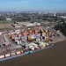 na vista muestra barcos y contenedores de envío en el Puerto de Rosario, en la orilla del río Paraná, provincia de Santa Fe, Argentina 9 de marzo de 2023. REUTERS/Agustin Marcarian