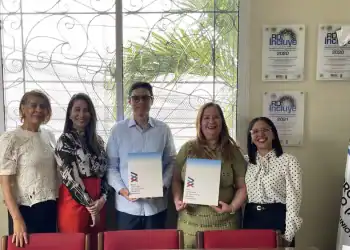 Jeannette Francisco, Directora de la Escuela Nacional para Sordos (ENAPSOR) | Lourdes Frías, Gerente de Relaciones Interinstitucionales y Mercado | José Taulé, Director de Finanzas y Administración| Salma Suero Arbaje, Directora Ejecutiva de la Asociación Pro-Educación del Sordo (APES)