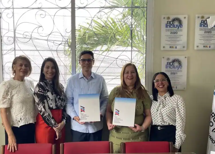 Jeannette Francisco, Directora de la Escuela Nacional para Sordos (ENAPSOR) | Lourdes Frías, Gerente de Relaciones Interinstitucionales y Mercado | José Taulé, Director de Finanzas y Administración| Salma Suero Arbaje, Directora Ejecutiva de la Asociación Pro-Educación del Sordo (APES)