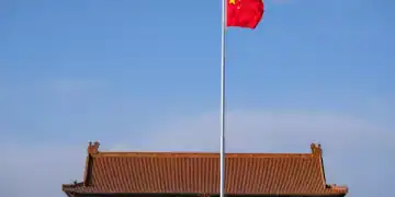 Una bandera china ondea en la Plaza de Tiananmen en Beijing, China. Fuente: Bloomberg