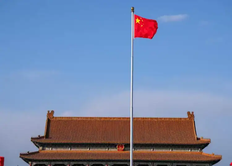 Una bandera china ondea en la Plaza de Tiananmen en Beijing, China. Fuente: Bloomberg