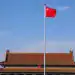 Una bandera china ondea en la Plaza de Tiananmen en Beijing, China. Fuente: Bloomberg