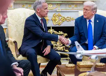 US President Donald Trump, right, and Mark Carney, Canada's prime minister, shake hands during a meeting in the Oval Office of the White House in Washington, DC, US, on Tuesday, Oct. 7, 2025. Trump said he expects the US and Canada can "get there" on a resolution to the two countries' dispute over sectoral tariffs on steel, aluminum and autos. Photographer: Shawn Thew/EPA/Bloomberg via Getty Images