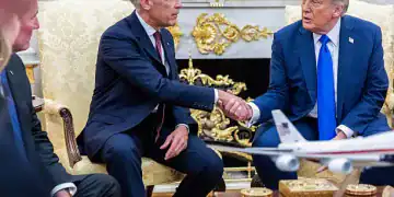 US President Donald Trump, right, and Mark Carney, Canada's prime minister, shake hands during a meeting in the Oval Office of the White House in Washington, DC, US, on Tuesday, Oct. 7, 2025. Trump said he expects the US and Canada can "get there" on a resolution to the two countries' dispute over sectoral tariffs on steel, aluminum and autos. Photographer: Shawn Thew/EPA/Bloomberg via Getty Images