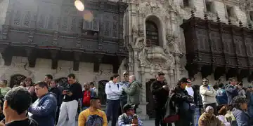 LIMA, PERU - OCTOBER 10: People gather near the Government Palace, after the announcement of Dina Boluarte dismissal from office on October 10, 2025 in Lima, Peru. Boluarte was removed from office by the congress in early Friday morning and President of the Congress José Jerí has taken office as interim head of state until the new elections, already scheduled for 2026. Dina Boluarte has ruled the country since December 2022 replacing the president at the time, leftist Pedro Castillo, after a failed self-coup d'Ètat attempt. (Photo by Mariana Bazo/Getty Images)
