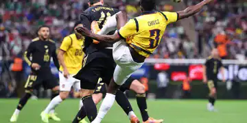 ZAPOPAN, MEXICO - OCTOBER 14: Jhoanner Chavez of Ecuador fights for the ball with Santiago Gimenez of Mexico during an international friendly between Mexico and Ecuador at Akron Stadium on October 14, 2025 in Zapopan, Mexico. (Photo by Simon Barber/Getty Images)