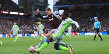 BIRMINGHAM, ENGLAND - OCTOBER 26: Matty Cash of Aston Villa battles with Jeremy Doku of Manchester City during the Premier League match between Aston Villa and Manchester City at Villa Park on October 26, 2025 in Birmingham, England. (Photo by Simon Stacpoole/Offside/Offside via Getty Images)