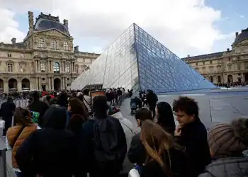 PARIS, FRANCE - OCTOBER 26:Tourists queue to enter the Louvre on October 26, 2025 in Paris, France. The Louvre reopens after a burglary of millions of pound with nine pieces of historic jewelry from the Apollo Gallery. French authorities announced that they have made arrests in connection to last week's robbery at the world-famous art museum. (Photo by Antoine Gyori - Corbis/Corbis via Getty Images)