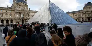 PARIS, FRANCE - OCTOBER 26:Tourists queue to enter the Louvre on October 26, 2025 in Paris, France. The Louvre reopens after a burglary of millions of pound with nine pieces of historic jewelry from the Apollo Gallery. French authorities announced that they have made arrests in connection to last week's robbery at the world-famous art museum. (Photo by Antoine Gyori - Corbis/Corbis via Getty Images)