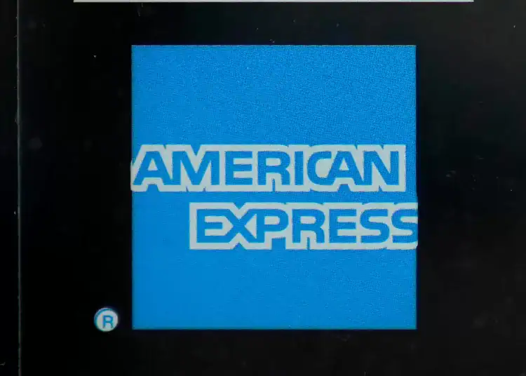 ARCHIVO - Un logotipo de American Express está adjunto a una puerta en el Distrito del Puerto de Boston, el 21 de julio de 2021. (AP Photo/Steven Senne, Archivo)
