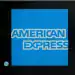 ARCHIVO - Un logotipo de American Express está adjunto a una puerta en el Distrito del Puerto de Boston, el 21 de julio de 2021. (AP Photo/Steven Senne, Archivo)