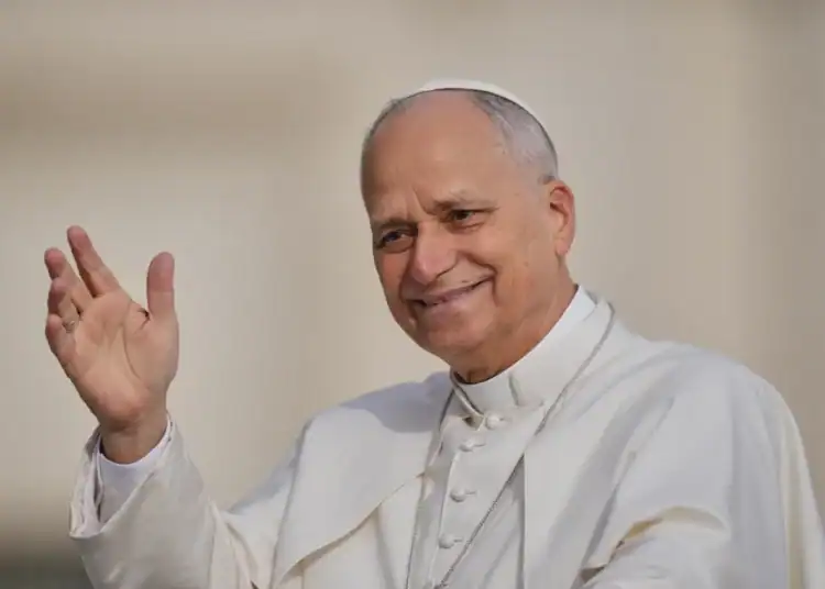 El papa León XIV llega para una audiencia por el Jubileo de los Coros en la plaza de San Pedro, en el Vaticano, el sábado 22 de noviembre de 2025. (AP Foto/Alessandra Tarantino)