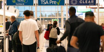 People at the Reagan National Airport security line in Arlington, Virginia, on day 40 of the government shutdown, on November 9, 2025. Hundreds of flights were canceled across the United States on Friday after the Trump administration ordered reductions to ease strain on air traffic controllers who are working without pay amid congressional paralysis on funding the US budget. Forty airports were due to slow down, including the giant hubs in Atlanta, Newark, Denver, Chicago, Houston and Los Angeles. (Photo by Allison ROBBERT / AFP)