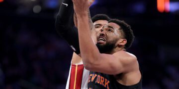 NEW YORK, NEW YORK - NOVEMBER 14: Karl-Anthony Towns #32 of the New York Knicks heads for the net as Kel'el Ware #7 of the Miami Heat defends at Madison Square Garden on November 14, 2025 in New York City. NOTE TO USER: User expressly acknowledges and agrees that, by downloading and or using this photograph, User is consenting to the terms and conditions of the Getty Images License Agreement.   Elsa/Getty Images/AFP (Photo by ELSA / GETTY IMAGES NORTH AMERICA / Getty Images via AFP)