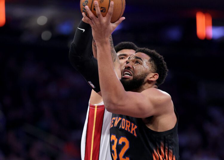 NEW YORK, NEW YORK - NOVEMBER 14: Karl-Anthony Towns #32 of the New York Knicks heads for the net as Kel'el Ware #7 of the Miami Heat defends at Madison Square Garden on November 14, 2025 in New York City. NOTE TO USER: User expressly acknowledges and agrees that, by downloading and or using this photograph, User is consenting to the terms and conditions of the Getty Images License Agreement.   Elsa/Getty Images/AFP (Photo by ELSA / GETTY IMAGES NORTH AMERICA / Getty Images via AFP)