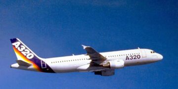 (ARCHIVOS) (ARCHIVOS) Una foto de archivo fechada el 3 de febrero de 2001 muestra el vuelo de un Airbus A-320 en Toulouse, al suroeste de Francia. La aerolínea estadounidense de bajo costo JetBlue anunció el 24 de abril de 2003 que está ordenando 65 aviones Airbus A320, con una opción para 50 más. Unos 6.000 aviones Airbus A320 deben reemplazar urgentemente el software de control vulnerable a la radiación solar después de un incidente en los Estados Unidos que involucró a un avión JetBlue a finales de octubre, dijo un portavoz del fabricante de aeronaves a la AFP. (Foto de PASCAL PAVANI / AFP)
