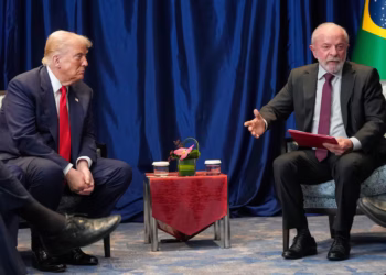 El presidente de Estados Unidos, Donald Trump, se reúne con el presidente de Brasil, Luiz Inácio Lula da Silva, en un aparte de la cumbre de ASEAN en Kuala Lumpur, Malasia (AP Foto/Mark Schiefelbein/Archivo)