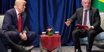 El presidente de Estados Unidos, Donald Trump, se reúne con el presidente de Brasil, Luiz Inácio Lula da Silva, en un aparte de la cumbre de ASEAN en Kuala Lumpur, Malasia (AP Foto/Mark Schiefelbein/Archivo)