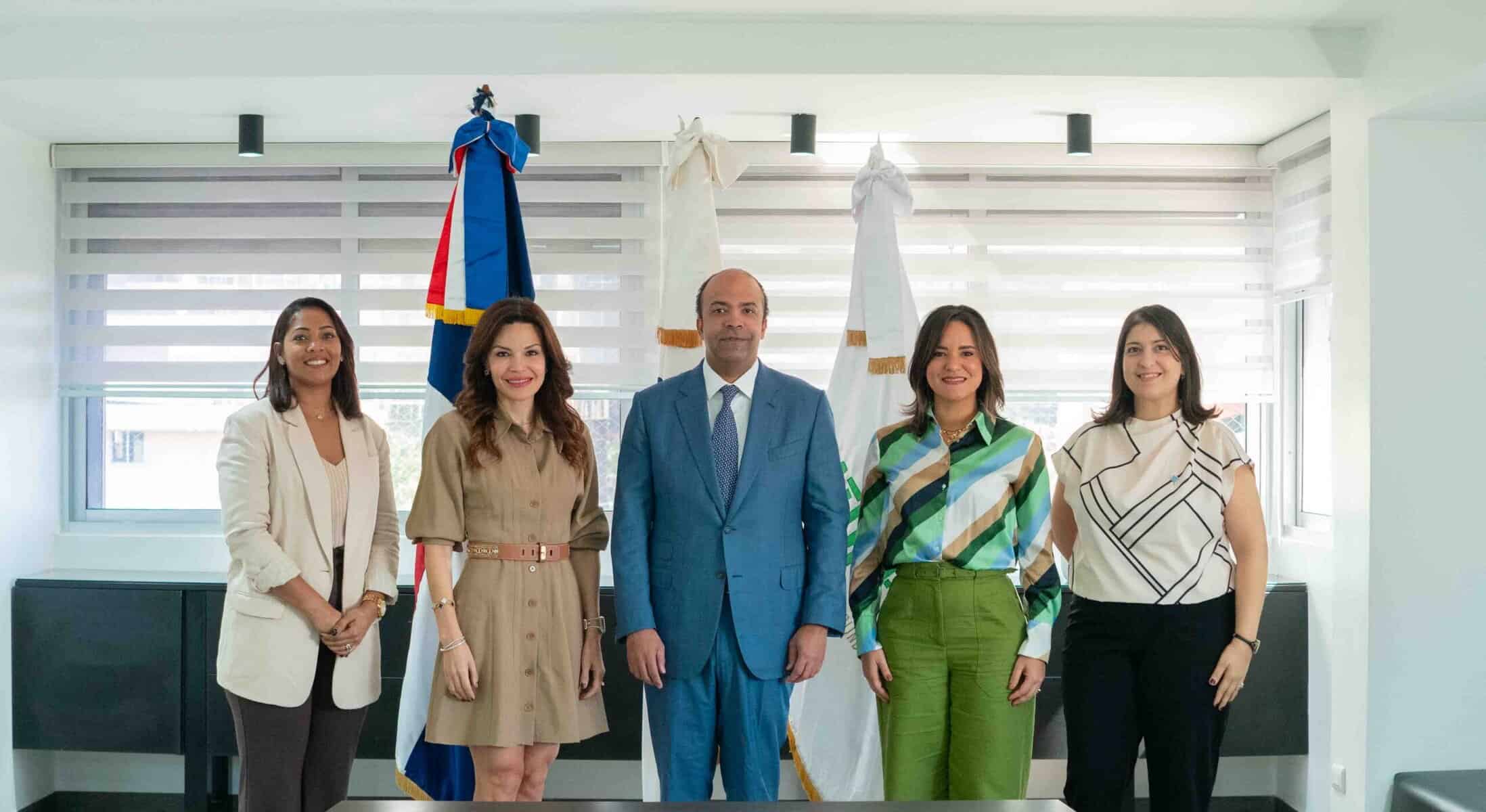 Refidomsa y Nature Power impulsan agua y saneamiento solar en Azua