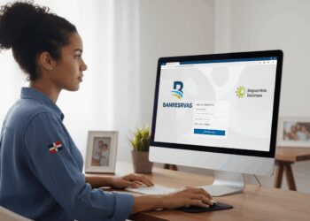 IMAGEN DE UNA PERSONA DOMINICANA PAGANDO SUS IMPUESTOS EN BANRESERVAS DESDE UNA COMPUTADORA: DF