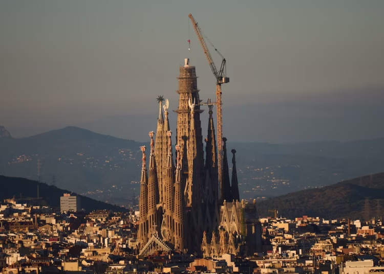 La Sagrada Familia se convierte en la iglesia más alta del mundo tras superar a la Ulmer Münster de Alemania - (AP Foto/Emilio Morenatti)