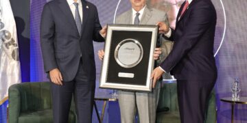 Reconocimiento a Héctor Valdez Albizu