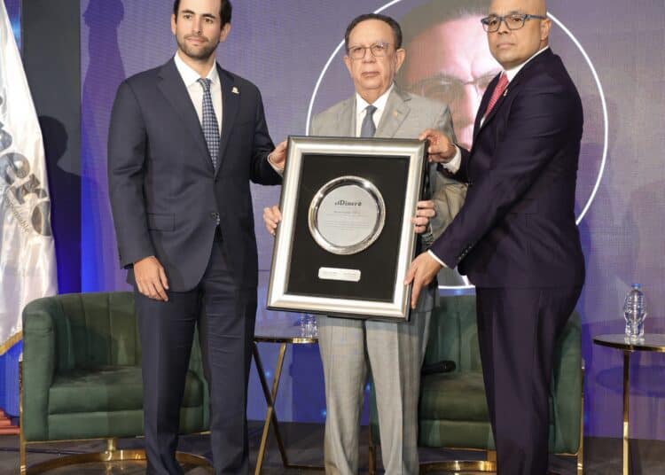 Reconocimiento a Héctor Valdez Albizu