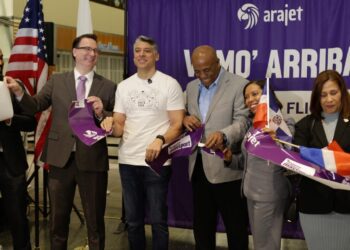 Victor Pacheco realiza corte de cinta con autoridades de Boston