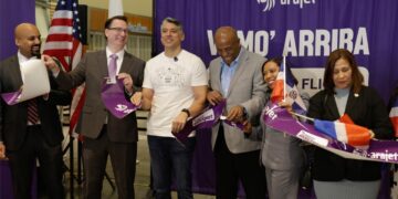 Victor Pacheco realiza corte de cinta con autoridades de Boston