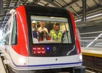 Luis Abinader en el metro de SD