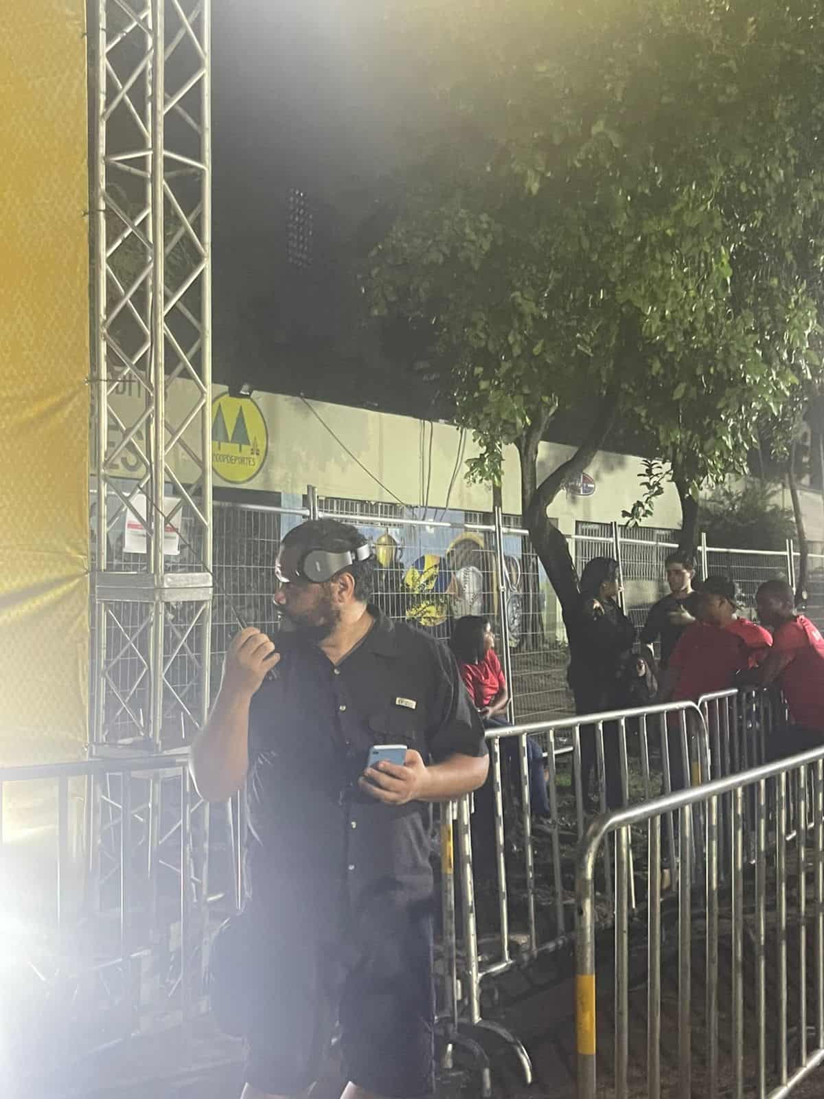 Puertas permanecían cerradas sin dar explicaciones a los asistentes, a pesar de haber convocado temprano