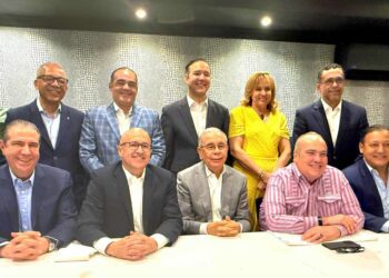 El presidente del PLD, Danilo Medina (sentado en el centro) se reunió con los aspirantes a la candidatura presidencial. (FUENTE EXTERNA)