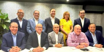 El presidente del PLD, Danilo Medina (sentado en el centro) se reunió con los aspirantes a la candidatura presidencial. (FUENTE EXTERNA)