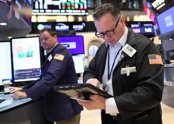 NUEVA YORK, NUEVA YORK - 19 DE NOVIEMBRE: Los comerciantes trabajan en el piso de la Bolsa de Valores de Nueva York durante las operaciones matutinas del 19 de noviembre de 2025 en la ciudad de Nueva York. Las acciones abrieron mixtas en medio de la publicación del informe de ganancias de Nvidia junto con otros números del tercer trimestre. (Foto de Michael M. Santiago/Getty Imágenes)