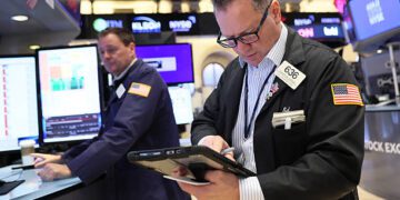 NUEVA YORK, NUEVA YORK - 19 DE NOVIEMBRE: Los comerciantes trabajan en el piso de la Bolsa de Valores de Nueva York durante las operaciones matutinas del 19 de noviembre de 2025 en la ciudad de Nueva York. Las acciones abrieron mixtas en medio de la publicación del informe de ganancias de Nvidia junto con otros números del tercer trimestre. (Foto de Michael M. Santiago/Getty Imágenes)